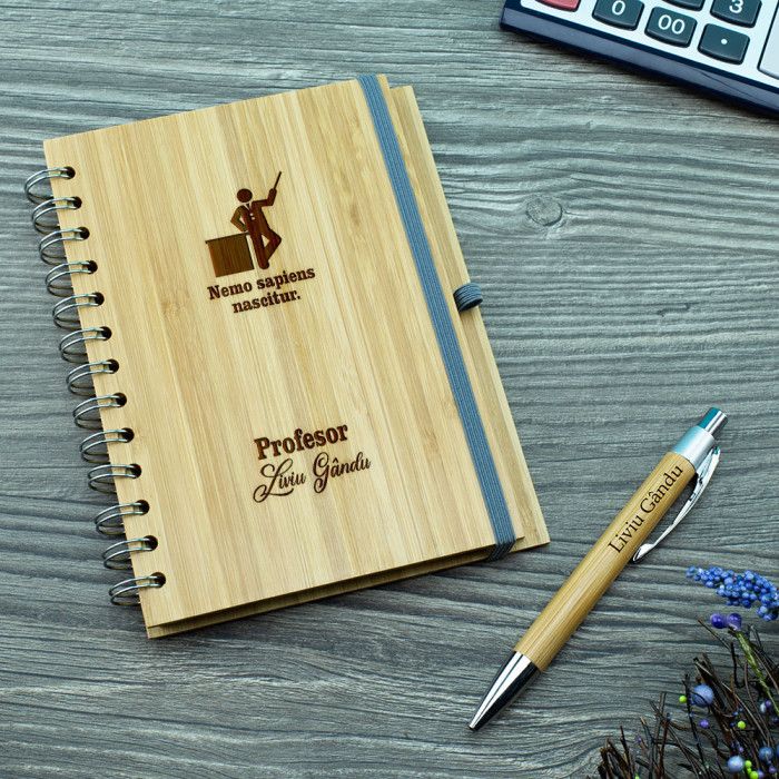 Agenda personalizata Profesor, Nemo sapiens nascitur, Cadou personalizat